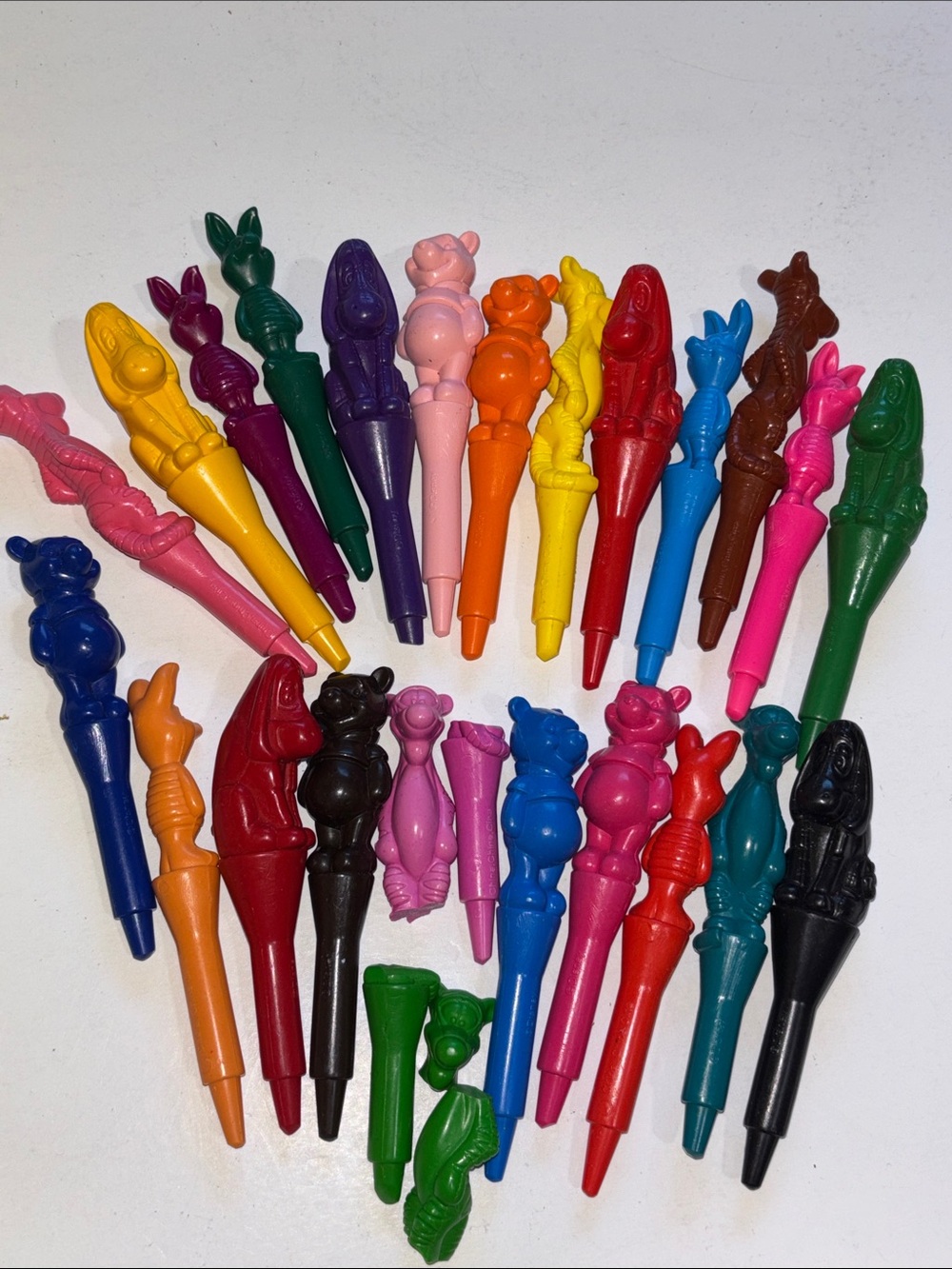 Walt Disney Theme Park EXCLUSIVE Winnie the Pooh's 24 Character Crayon set